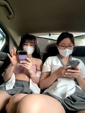 2 em gái nhân viên spa livestream khỏe vú trên xe