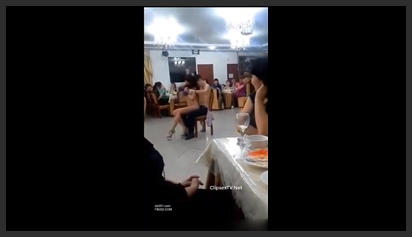 Bóp Vú Gái Trong Bữa Ăn