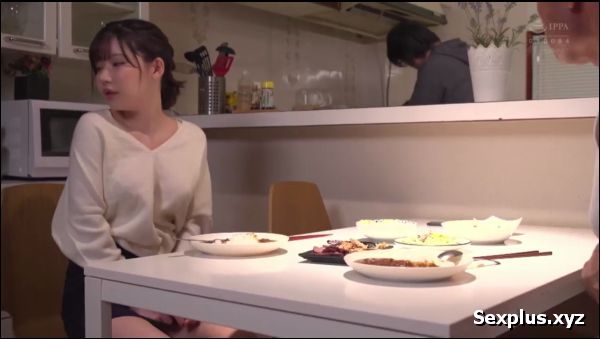 Đang ngủ ngon bị bố chồng đè ra địt