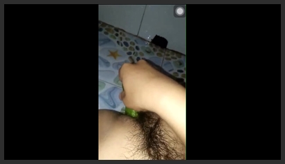 Chị Gái áo Vàng Thủ Dâm Với Dưa Leo Ra đầy Dịch Trắng