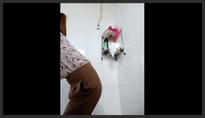 Cô giáo mầm non dâm, đút máy rung trong khi đang đứng lớp