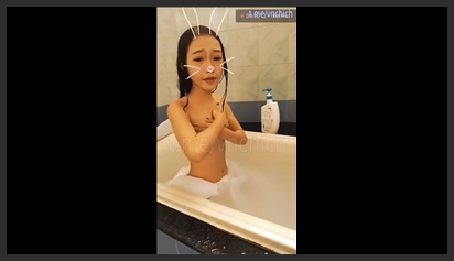 Em học sinh cấp 3 vừa tắm vừa livestream