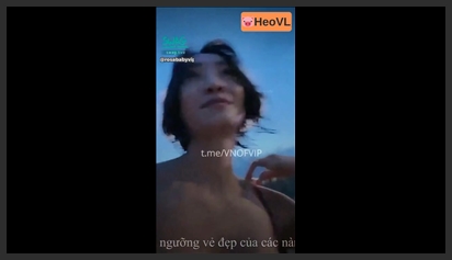 Em rosababy đi biển cởi áo lộ vú nhờ anh trai lạ chụp hình