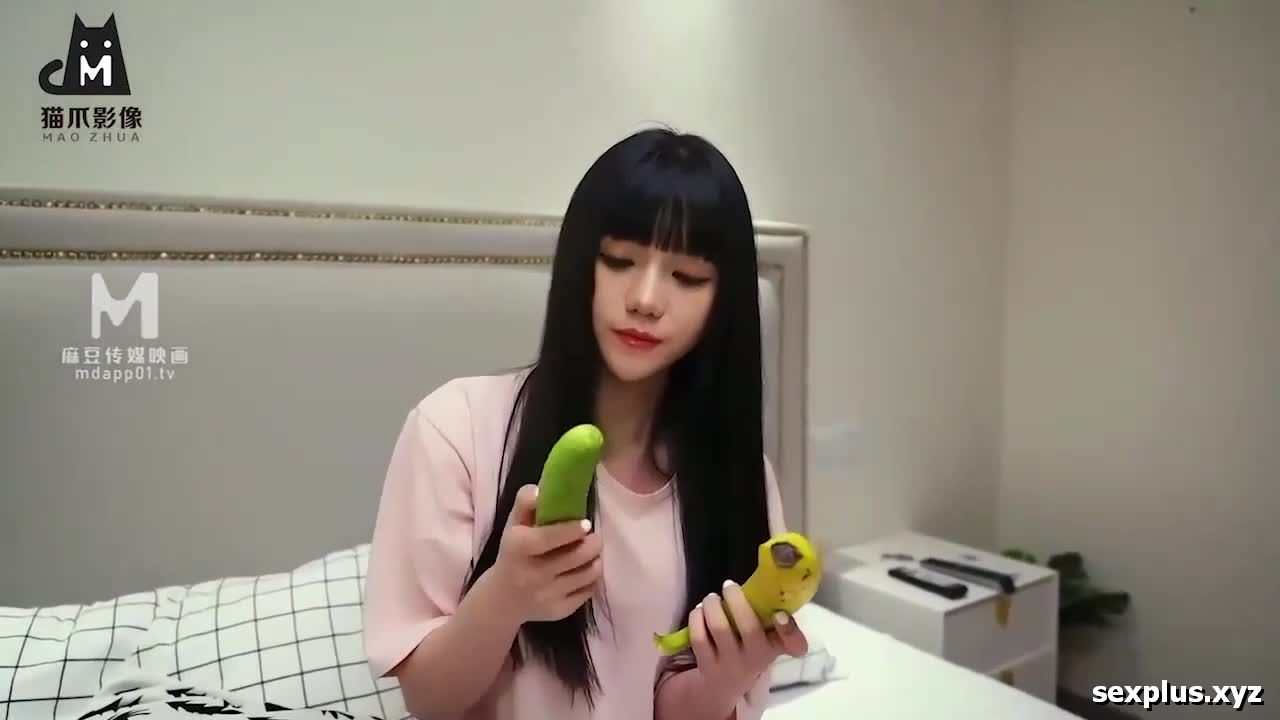 Em gái mua dưa leo về thủ dâm bị anh trai phát hiện . Sex Trung Quốc
