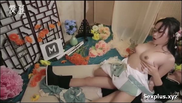 Gạ gẫm em gái xinh đẹp ở vườn hoa