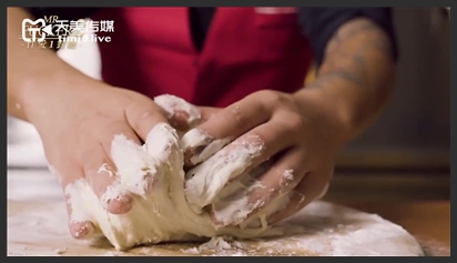 Gái xinh thất tình và anh bồi may mắn