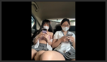 Hai em thủ dâm trong khi đi taxi