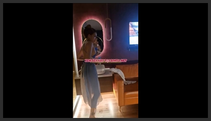 Lộ clip Ngân 98 vô tư thay đồ bị Lương Bằng Quang quay lén lộ cặp vú to khủng bố hồng hào