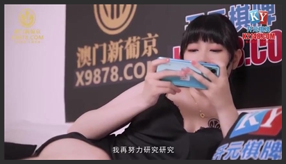 Thanh niên đầu trọc chơi cùng em gái trắng xinh