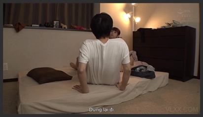 Thấy chị lộ quần lót, em trai nhanh chóng tụt quần rồi nhét chim vào lồn chị